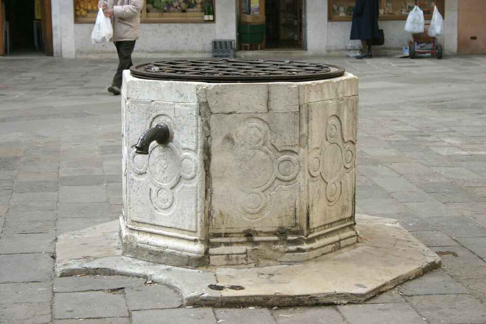 Venice_–_Ancient_well_-_Campo_delle_Beccarie.jpg
