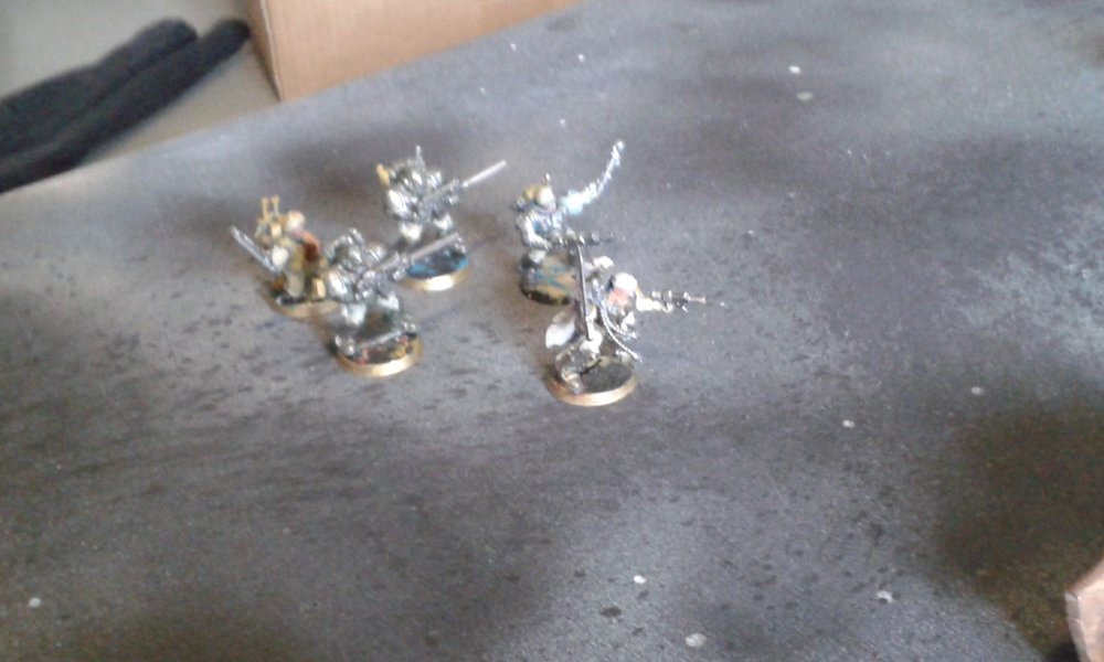 Lord commissaria seuraa command squad jonka moottorisahajätkä on nyt medic.